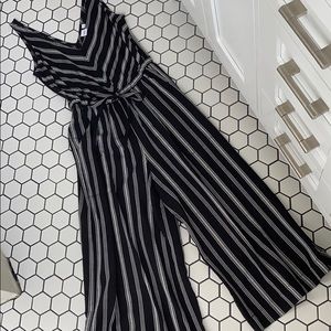 Gap black and white jumper.